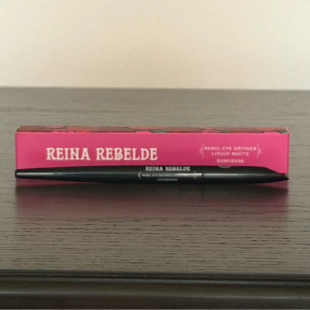 Black Liquid Matte Eye Definer